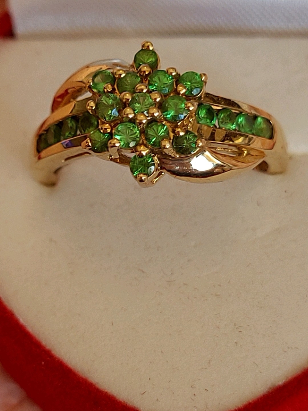 10KT GOLD .66CTW TSAVORITE GARNET FLOWER RING.